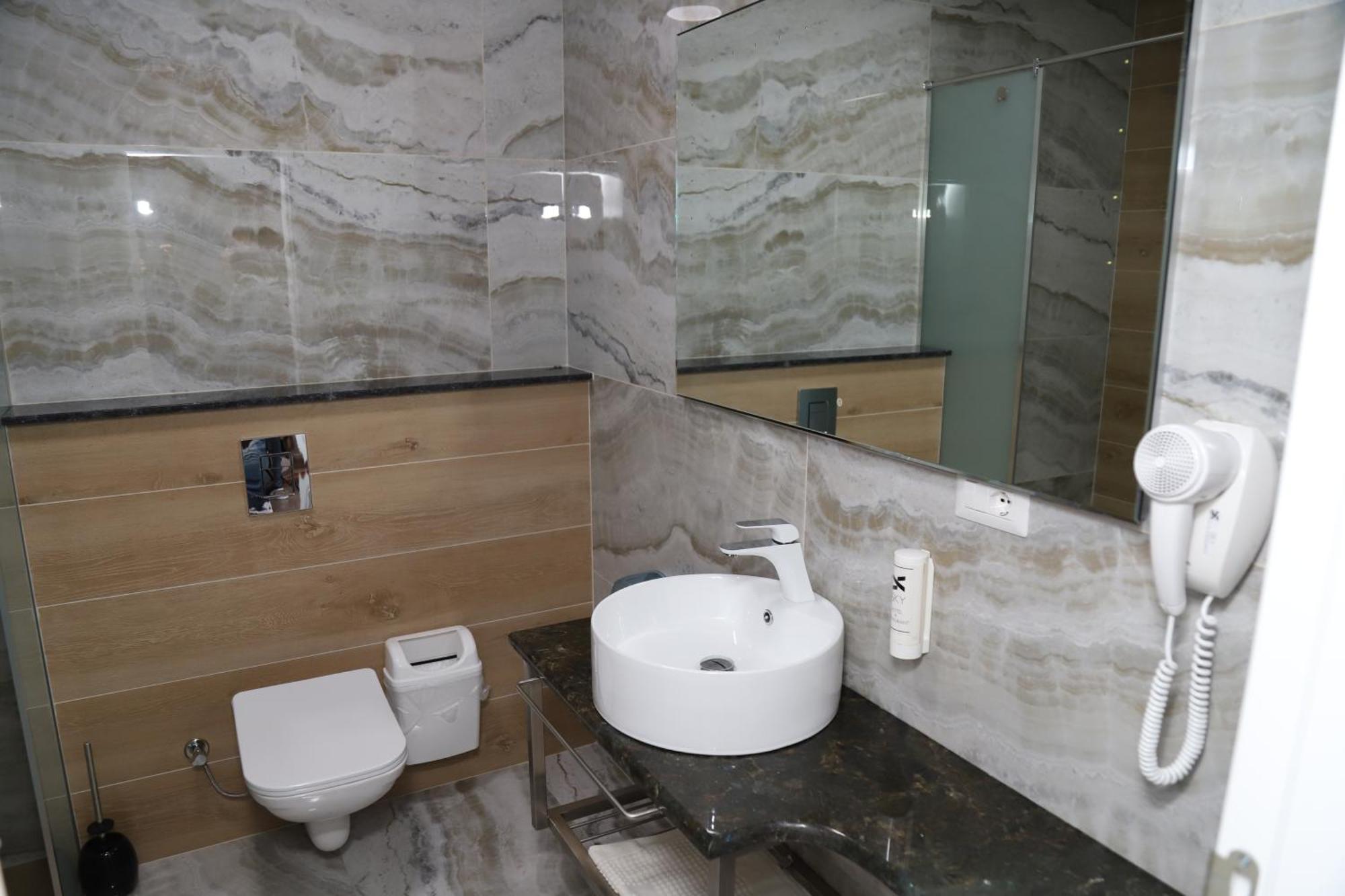 Sky Hotel Prizren Eksteriør billede
