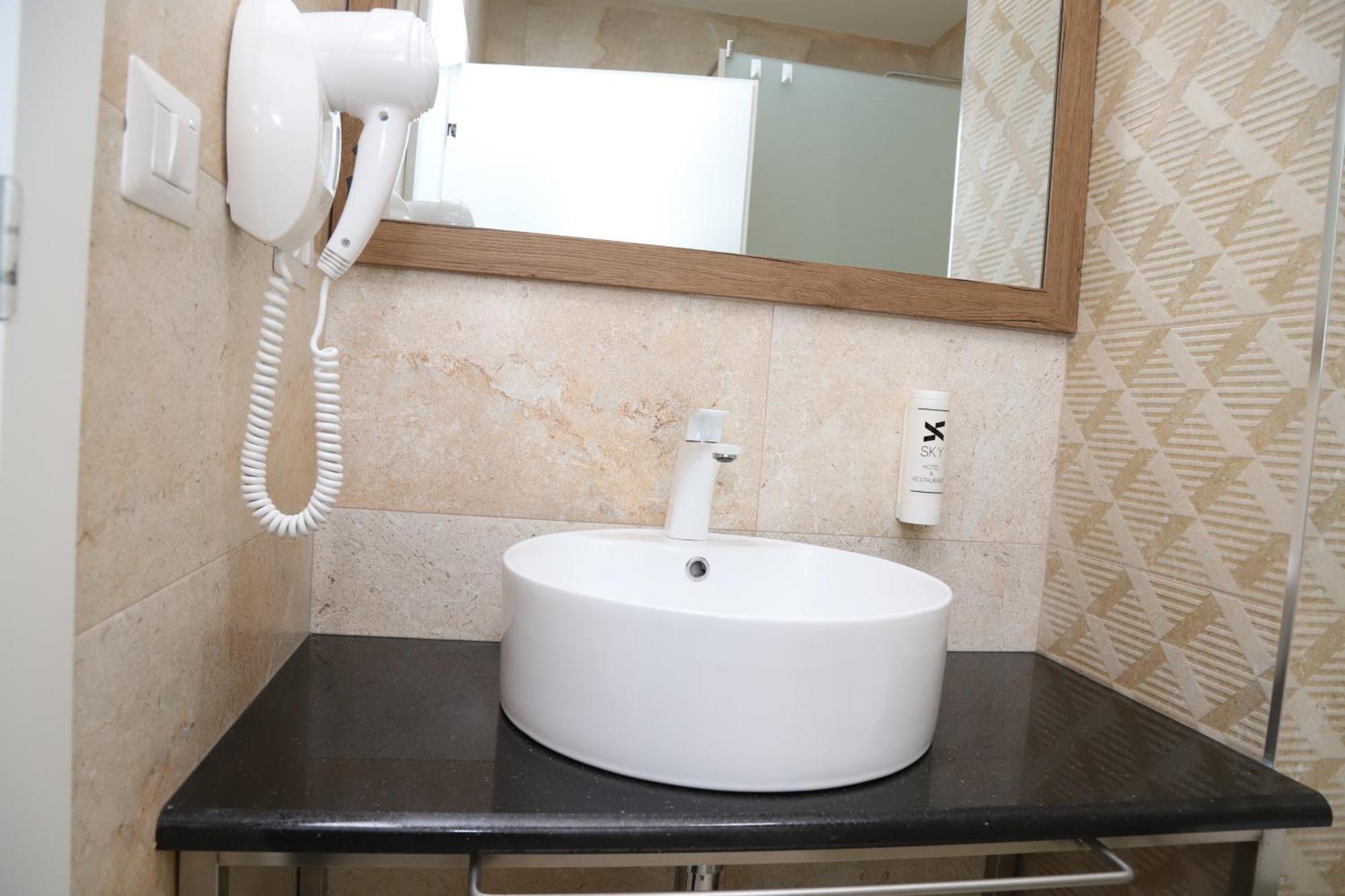 Sky Hotel Prizren Eksteriør billede