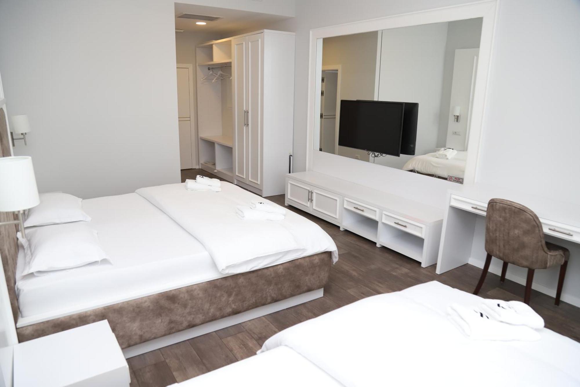 Sky Hotel Prizren Eksteriør billede