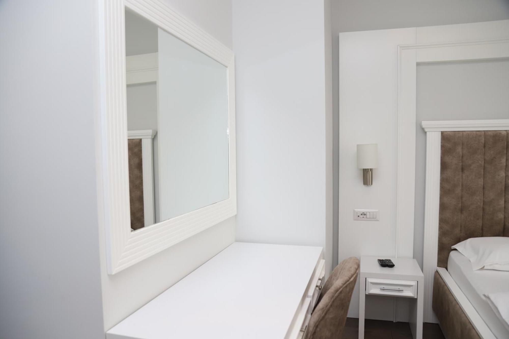 Sky Hotel Prizren Eksteriør billede