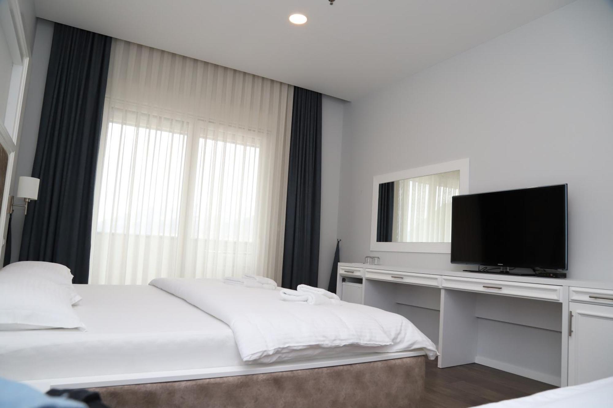 Sky Hotel Prizren Eksteriør billede